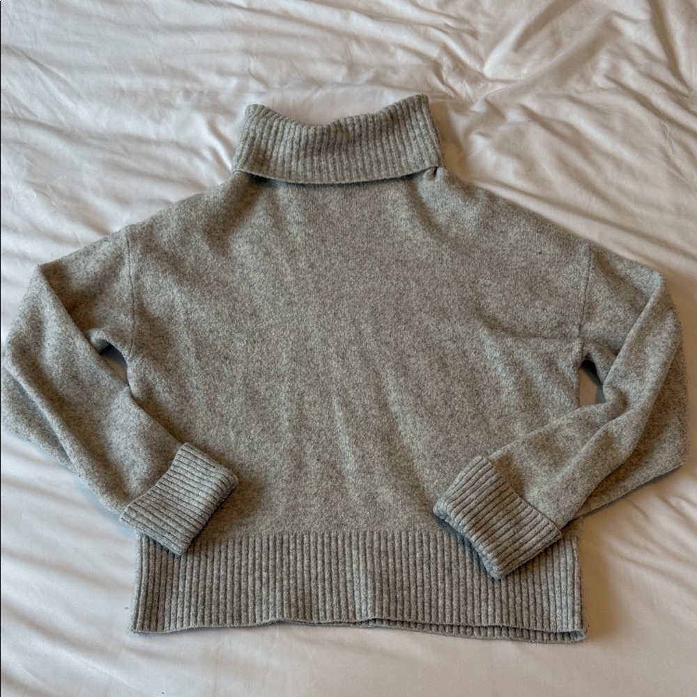 Express Women's Light Gray Turtleneck Sweater